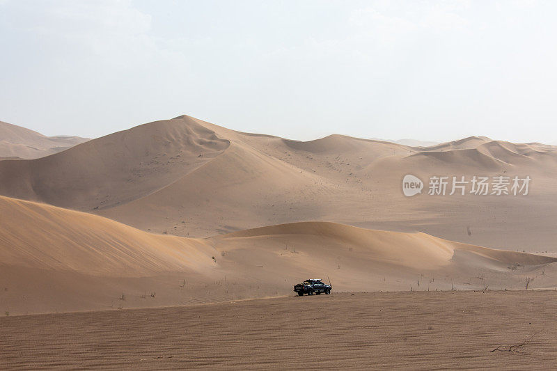 开车在Dasht-e Lut Dunes Iran